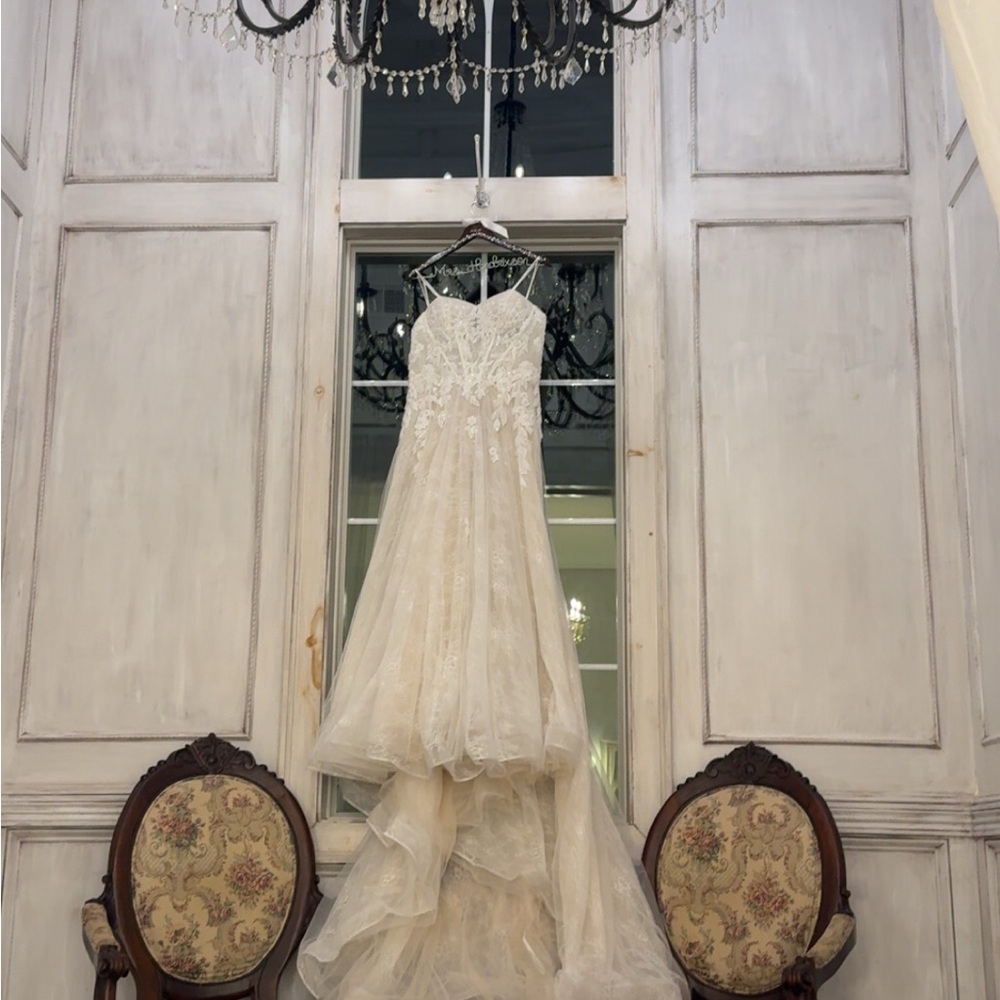 Elegant Ivory Lace A-Line Wedding Dress